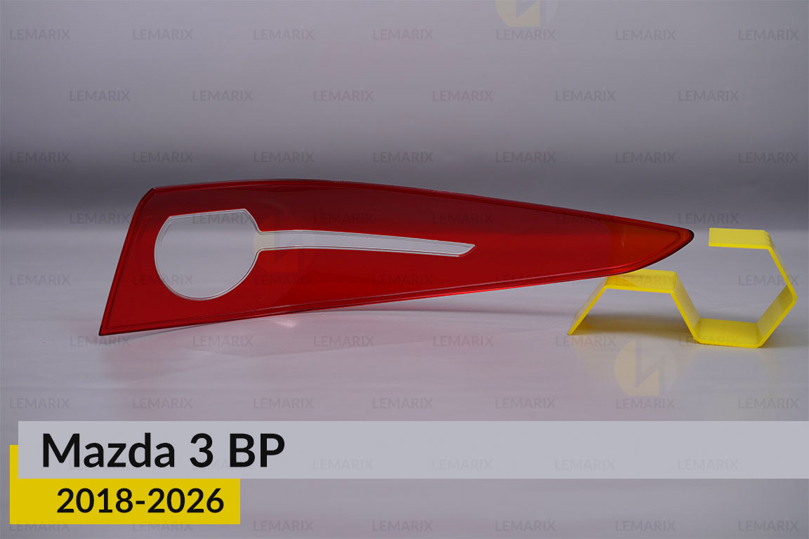 Скло заднього ліхтаря зовнішнє в крилі Mazda 3 BP (2018-2026) ліве