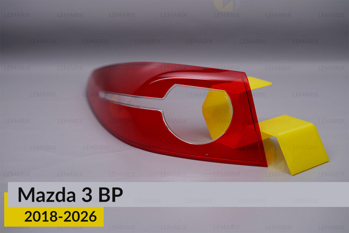 Скло заднього ліхтаря зовнішнє в крилі Mazda 3 BP (2018-2026) ліве