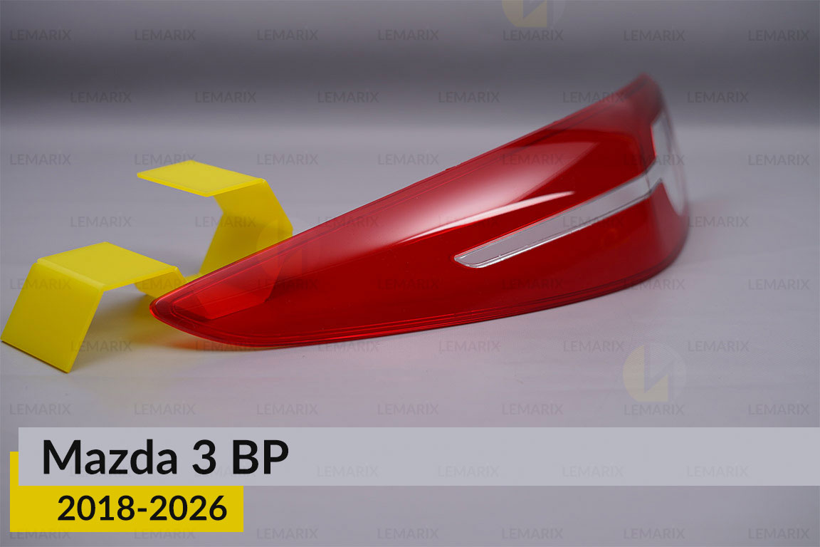 Скло заднього ліхтаря зовнішнє в крилі Mazda 3 BP (2018-2026) ліве