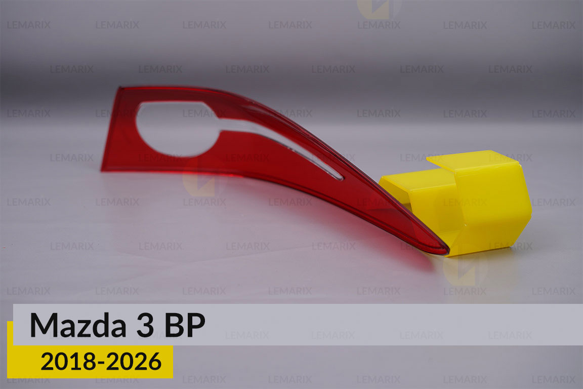 Скло заднього ліхтаря зовнішнє в крилі Mazda 3 BP (2018-2026) ліве