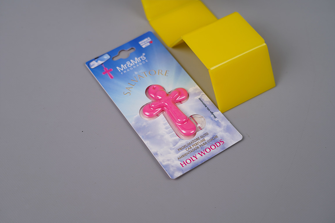 Ароматизатор для авто SALVATORE рожевий із ароматом СВЯТОГО ЛІСУ/HOLY WOODS – Mr&Mrs Fragrance