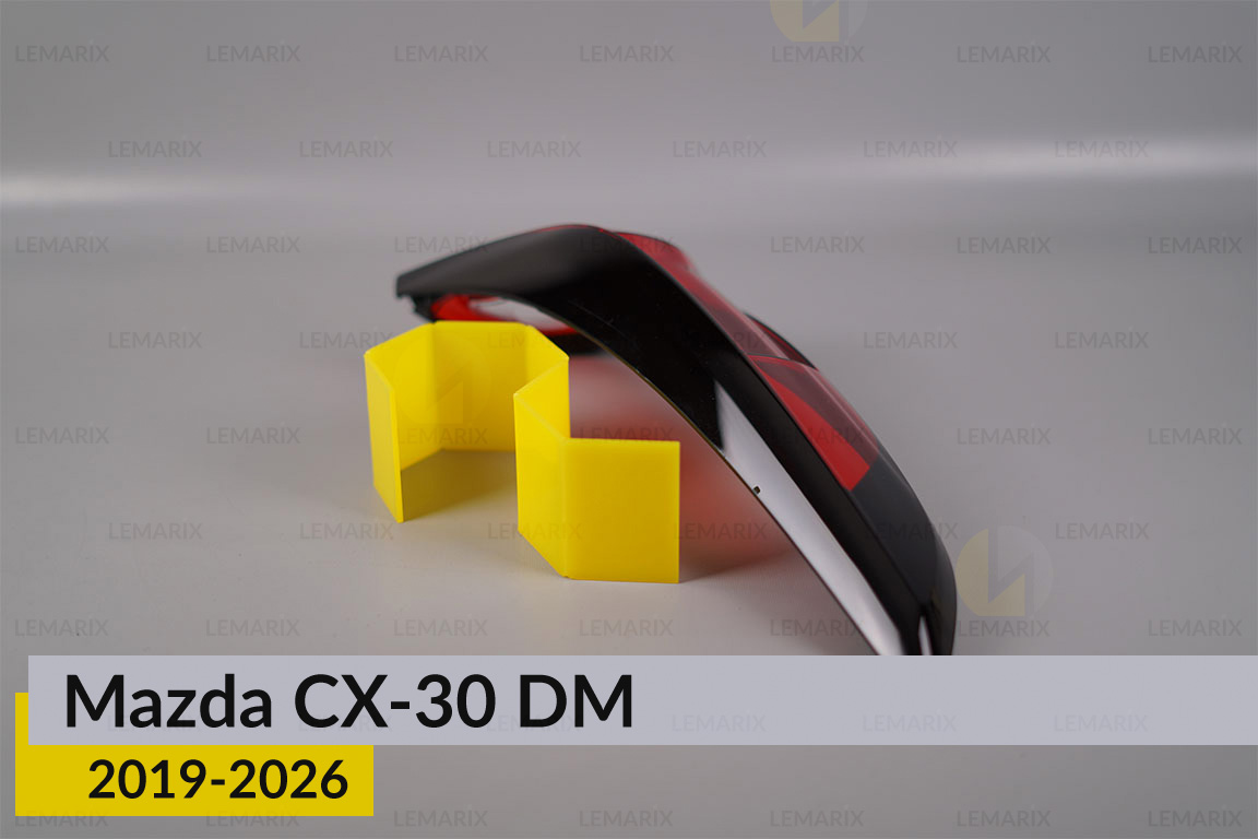 Скло заднього ліхтаря зовнішнє в крилі Mazda CX-30 DM (2019-2026) ліве